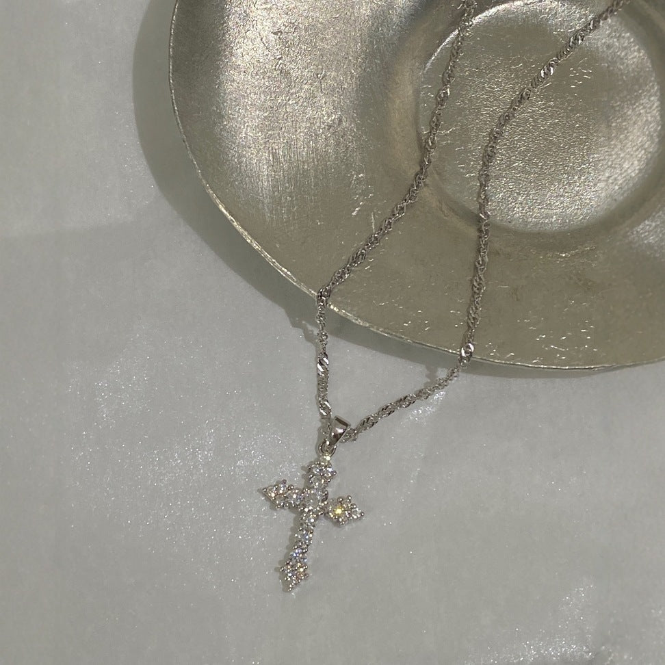 Collier Croix Divine Dorée – Symbole de Foi et d’Élégance ✞