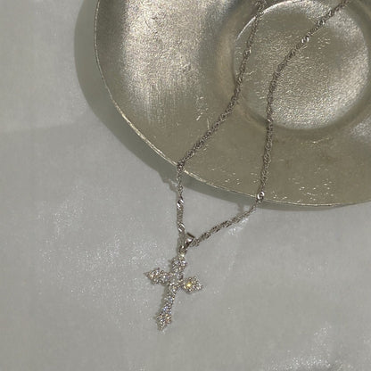 Collier Croix Divine Dorée – Symbole de Foi et d’Élégance ✞