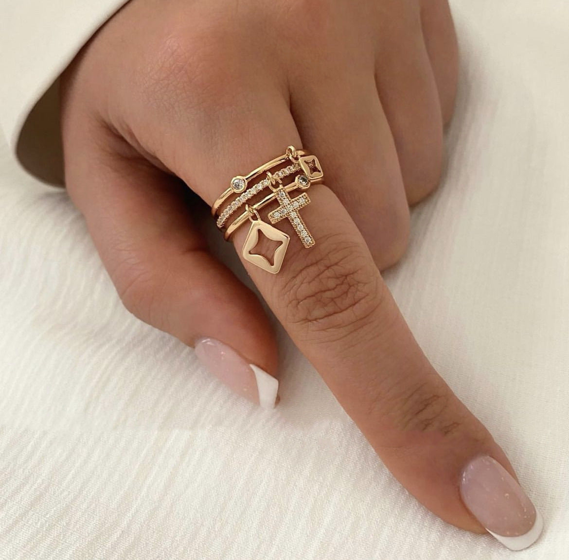 Bague Croix Sacrée Dorée – Symbole de Foi Élégant ✞