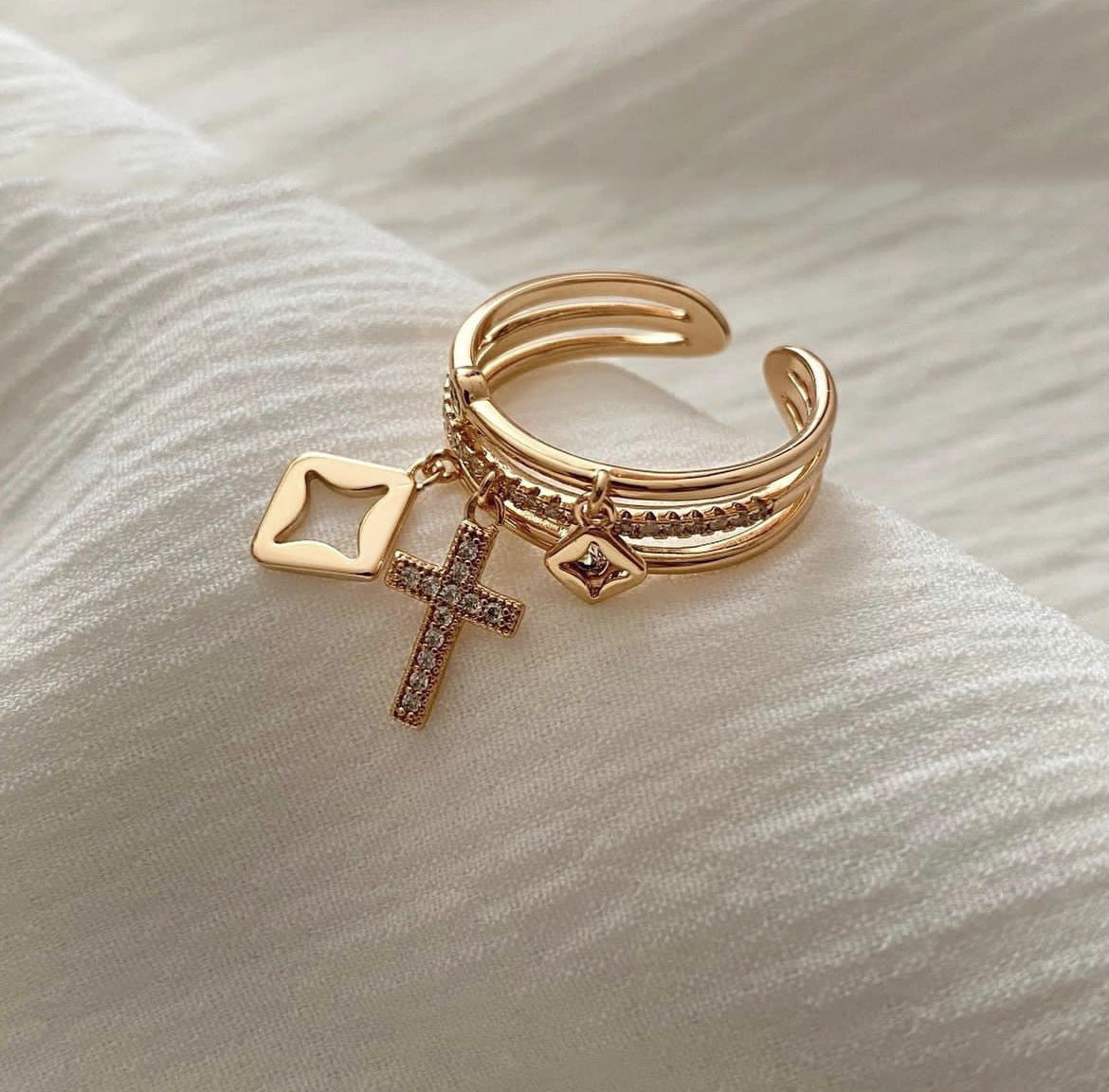 Bague Croix Sacrée Dorée – Symbole de Foi Élégant ✞