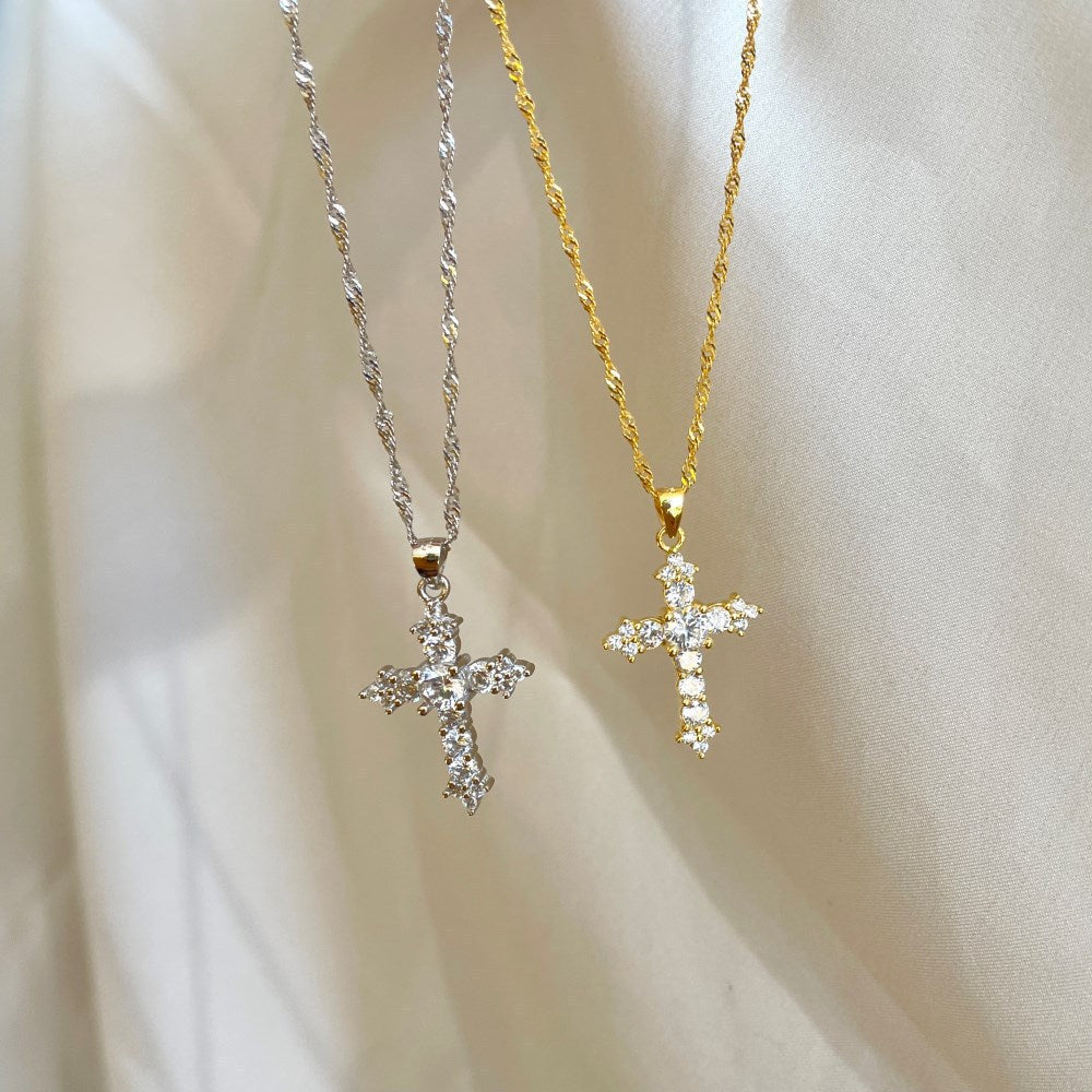 Collier Croix Divine Dorée – Symbole de Foi et d’Élégance ✞